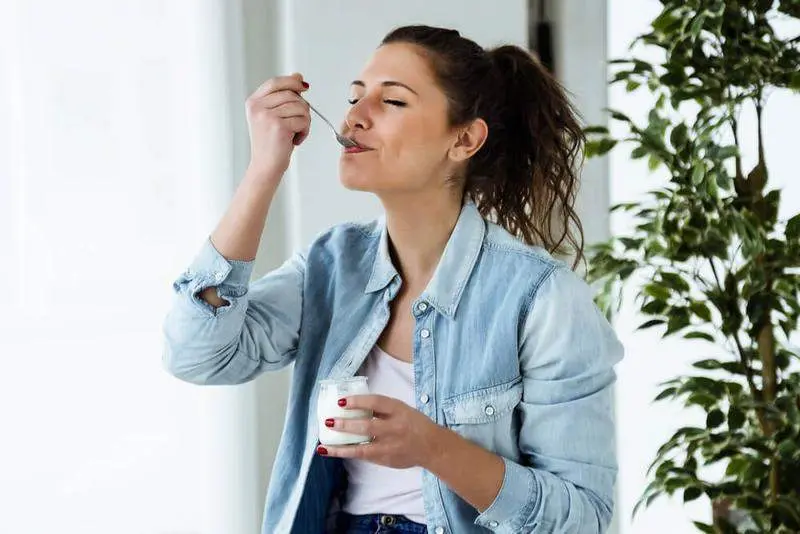  Mujer comi&eacute;ndose un yogur. Imagen: Mejor con salud 