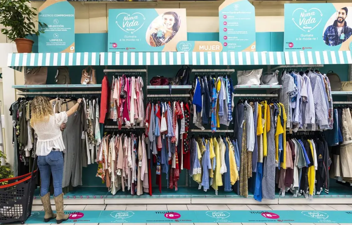  Archivo - C&oacute;rner de ropa de segunda mano en un hipermercado - EVA MA&Ntilde;EZ/ALCAMPO Y MODA-RE - Archivo 