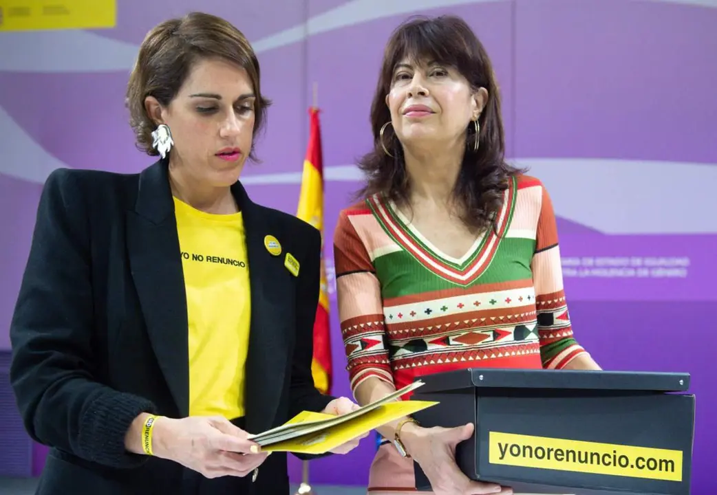  La presidenta de la Asociaci&oacute;n Yo No Renuncio y fundadora del Club de Malasmadres, Laura Baena (i), entrega a la ministra de Igualdad, Ana Redondo (d), 1.000 cartas de renuncia de las madres de Espa&ntilde;a - Gustavo Valiente - Europa Press 
