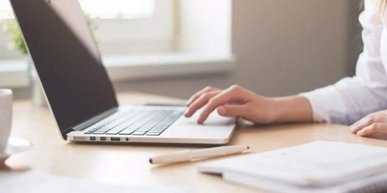  Archivo - Una trabajadora utilizando un ordenador - GVA - Archivo 