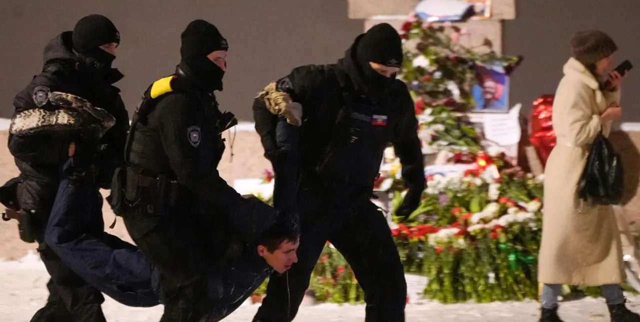  La polic&iacute;a detiene en San Petersburgo a un manifestante tras la muerte de Navalni AP PHOTO 