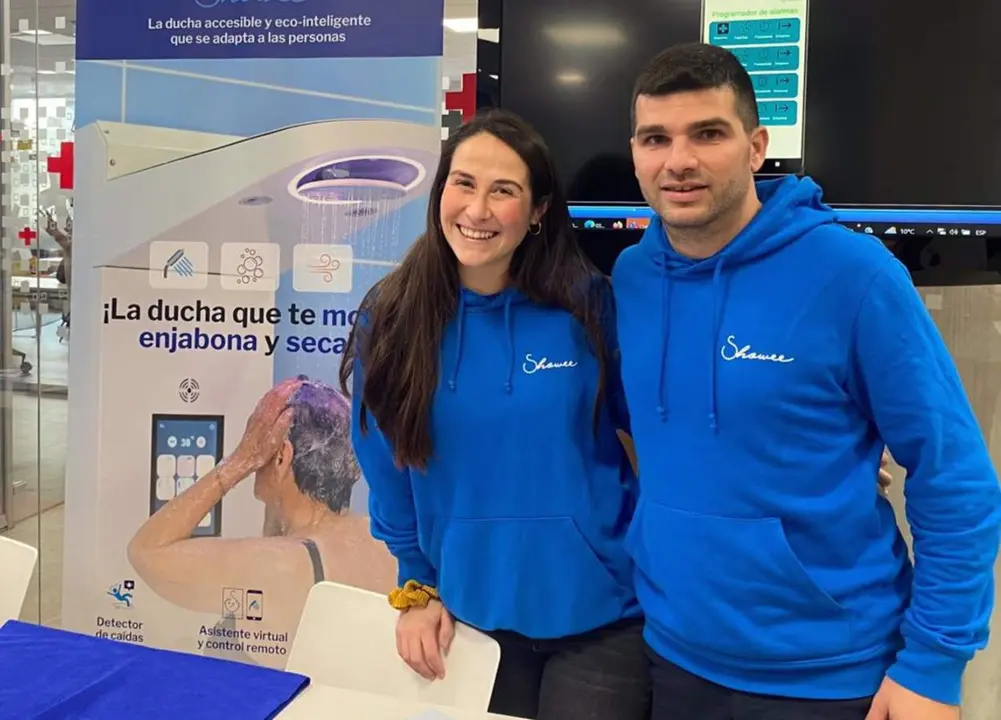  Judit Salarich y &Egrave;ric G&uuml;el, creadores de la ducha eco-inteligente 'Showee', galardonada con el primer premio en la VIII edici&oacute;n de los Premios de Tecnolog&iacute;a Humanitaria de Cruz Roja. - EUROPA PRESS 