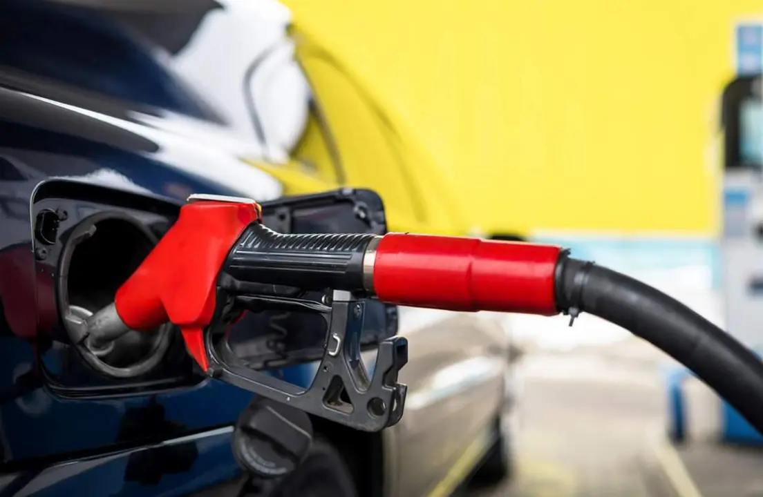  Surtidor de gasolina llenando el dep&oacute;sito del coche 