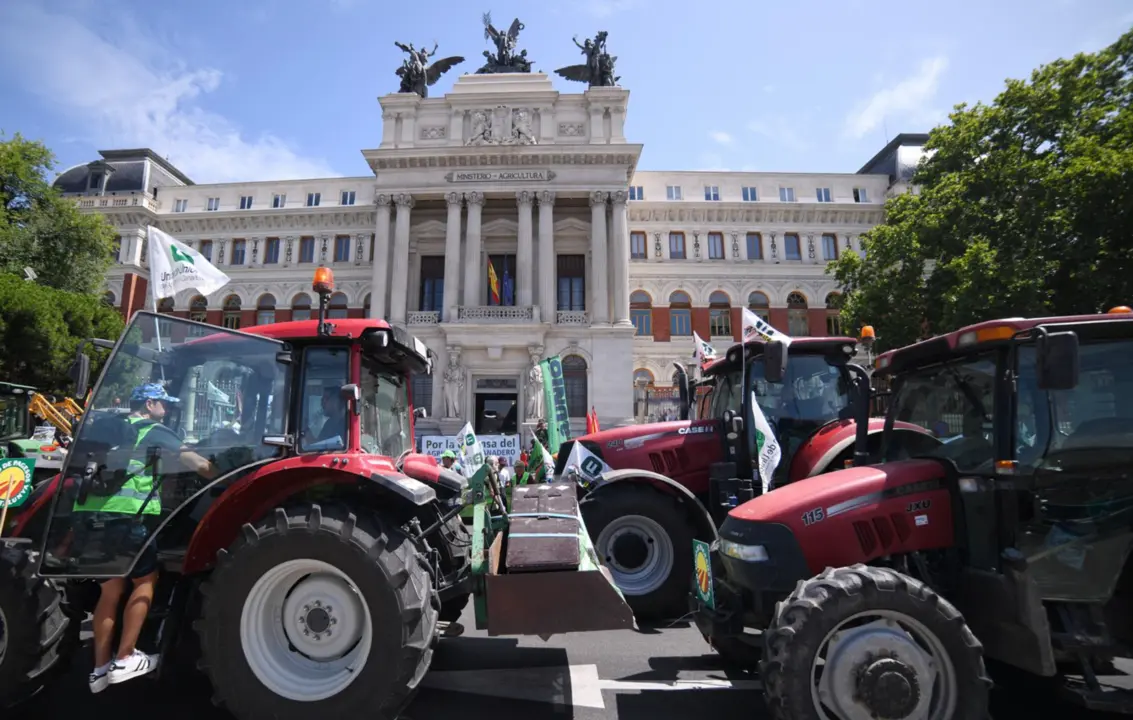  Tractores delante del Ministerio de Agricultura durante una tractorada convocada por la Uni&oacute;n de Uniones de Agricultores y Ganaderos, a 5 de julio de 2023, en Madrid (Espa&ntilde;a). La protesta se ha desarrollado con el fin de reclamar m&aacute;s ayudas y celeridad en - Fernando S&aacute;nchez - Europa Press 