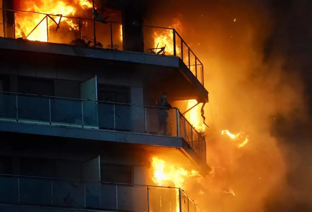  Incendio de un edificio en la calle Maestro Rodrigo, en Val&egrave;ncia - EDUARDO MANZANA/EUROPA PRESS 