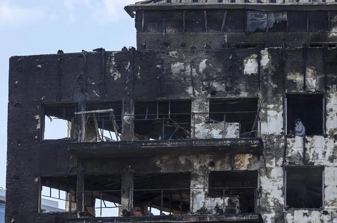  Un agente de la Polic&iacute;a Cient&iacute;fica busca las causas del incendio en el edificio del barrio de Campanar, a 24 de febrero de 2024, en Valencia. - Rober Solsona - Europa Press 