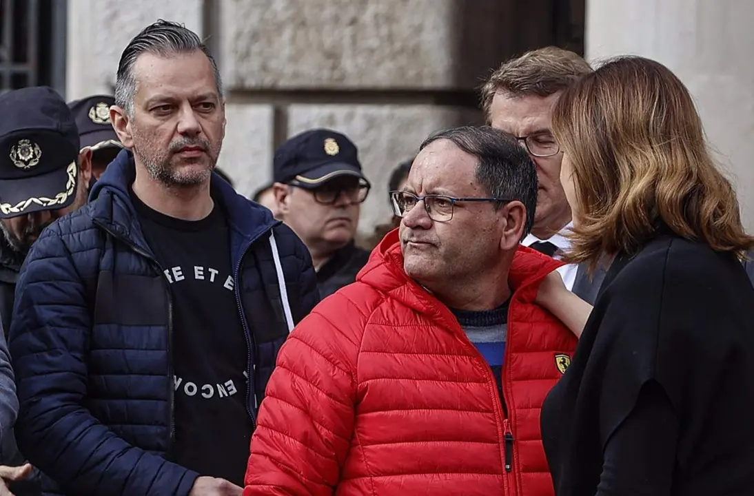  Imagen del conserje (centro) del bloque de edificios arrasado por el fuego en el barrio de Campanar durante el minuto de silencio celebrado el s&aacute;bado en Val&egrave;ncia en memoria de las v&iacute;ctimas - ROBER SOLSONA-EUROPA PRESS 