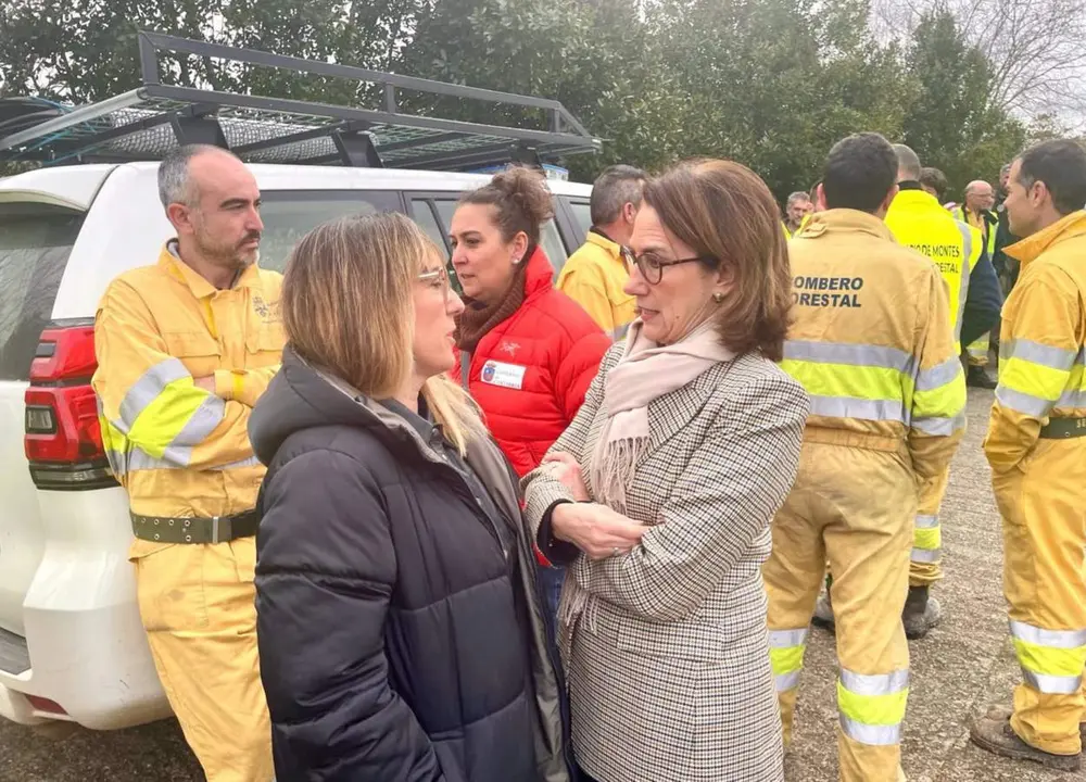  La delegada del Gobierno en Canabria, Eugenia G&oacute;mez de Diego (izda), y la directora general de Biodiversidad, Bosques y Desertificaci&oacute;n del MITECO, Mar&iacute;a Jes&uacute;s Rodr&iacute;guez, durante su visita a la sede de la BRIF de Ruente - DELEGACI&Oacute;N DEL GOBIERNO 