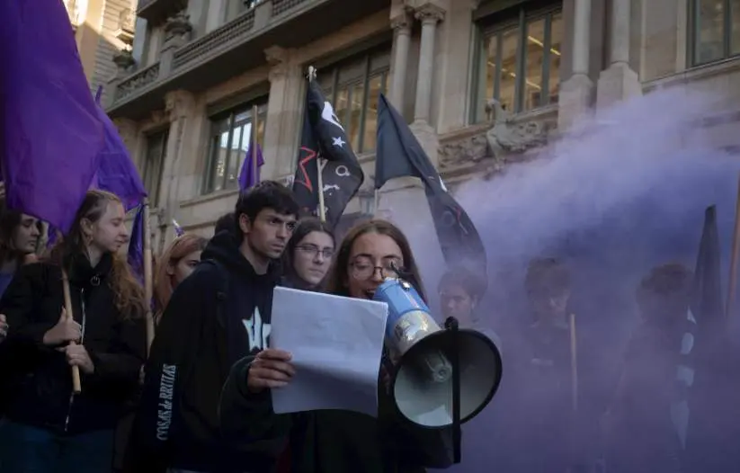  Varias personas protestan durante una concentraci&oacute;n por huelga estudiantil 