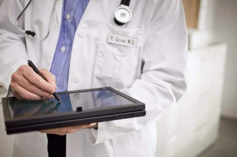  M&eacute;dico en una imagen de recurso 