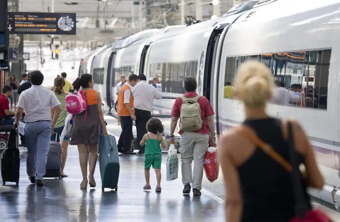  Archivo - Viajeros del AVE - EUROPA PRESS - Archivo 