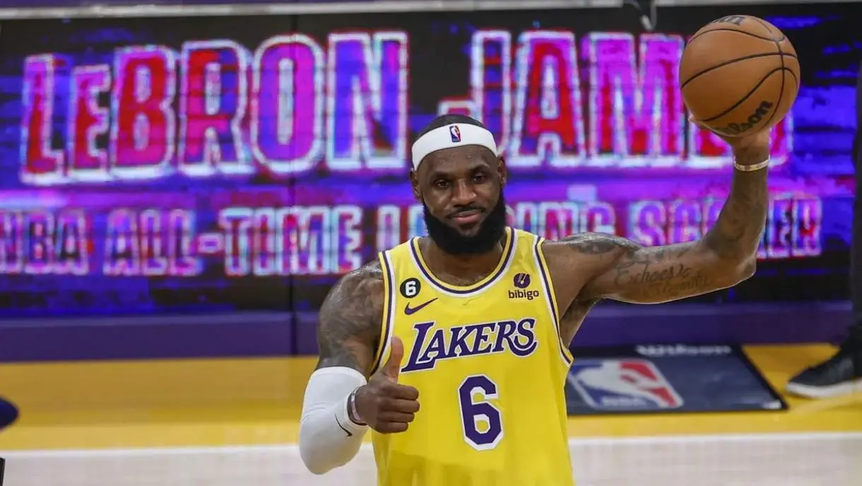  LeBron James tras conseguir llegar a la marca de 40.000 puntos 