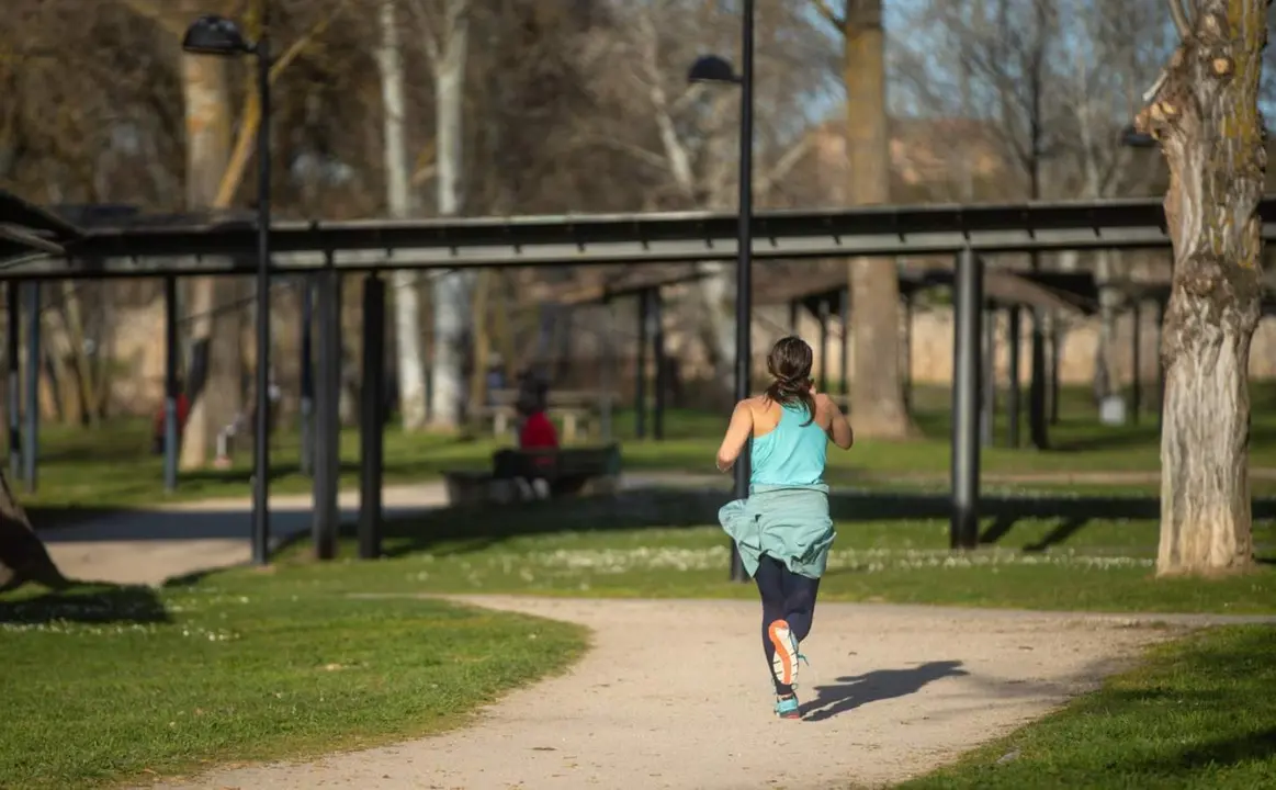  Archivo - Una persona camina en la playa de Los Pelambres el d&iacute;a que comienza la primavera, a 20 de marzo de 2023, en Zamora, Castilla y Le&oacute;n (Espa&ntilde;a). - Emilio Fraile - Europa Press - Archivo 