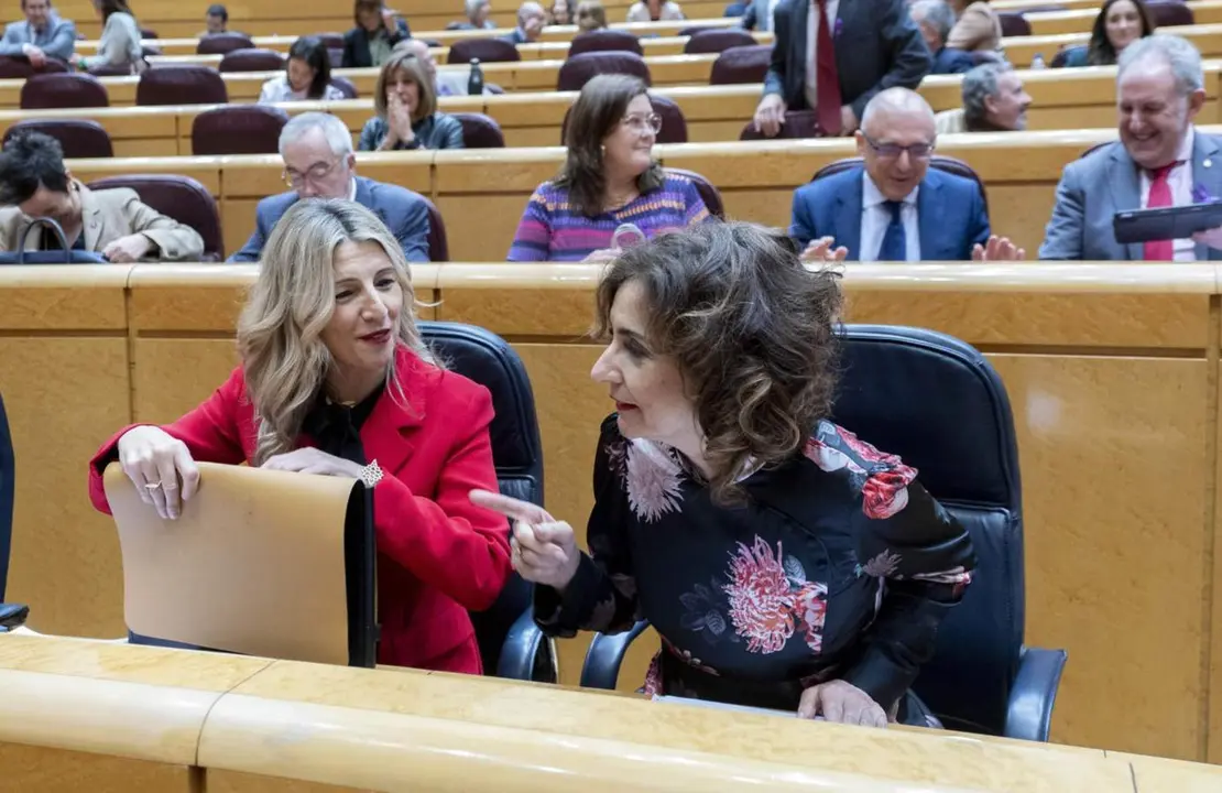  La vicepresidenta segunda y ministra de Trabajo, Yolanda D&iacute;az (i) y la vicepresidenta primera y ministra de Hacienda, Mar&iacute;a Jes&uacute;s Montero. - Alberto Ortega - Europa Press 