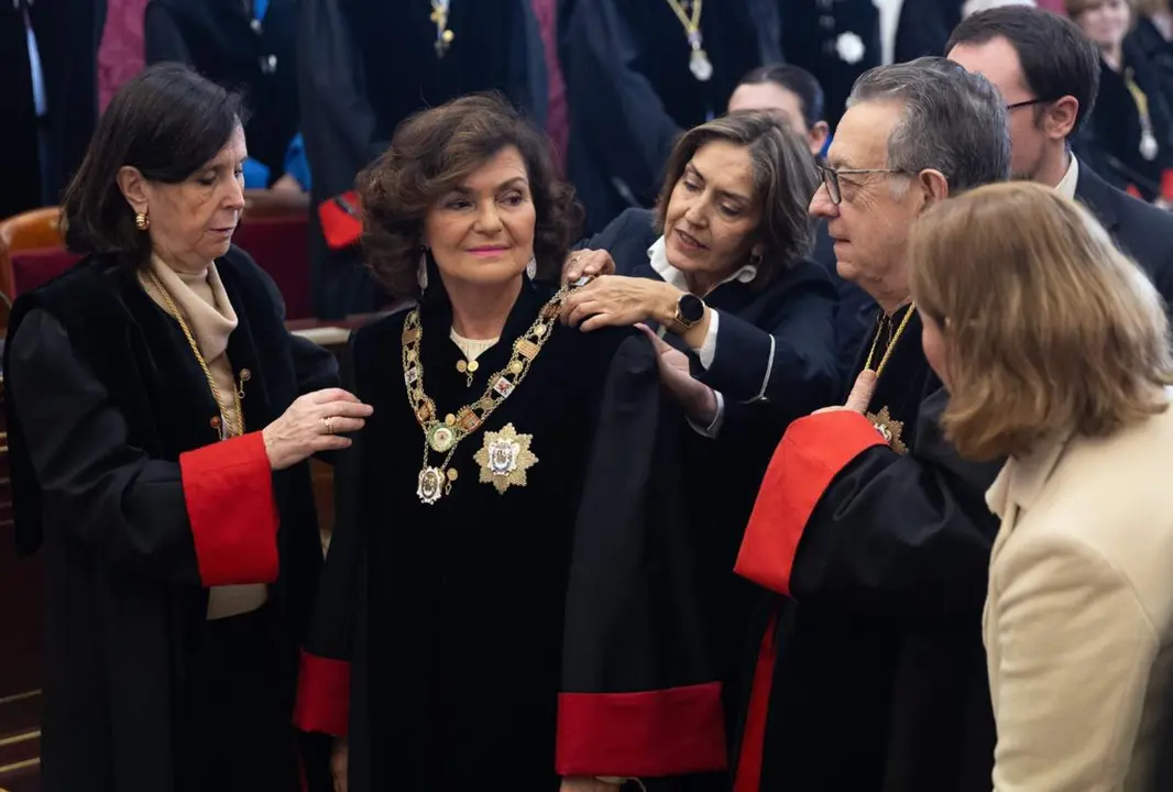  La consejera electiva y ex presidenta del Tribunal Constitucional, Mar&iacute;a Emilia Casas Baamonde (i), la nueva presidenta del Consejo de Estado, Carmen Calvo (2i), y el consejero permanente y presidente de la Secci&oacute;n Primera, Miguel Herrero y Rodr&iacute;guez de M - Eduardo Parra - Europa Press 