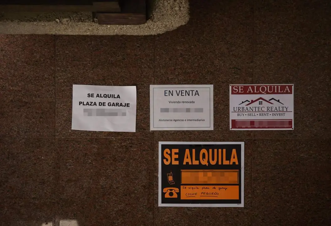  Archivo - Carteles de venta y alquiler de viviendas y plazas de garaje en el barrio de Almagro - Jes&uacute;s Hell&iacute;n - Europa Press - Archivo 