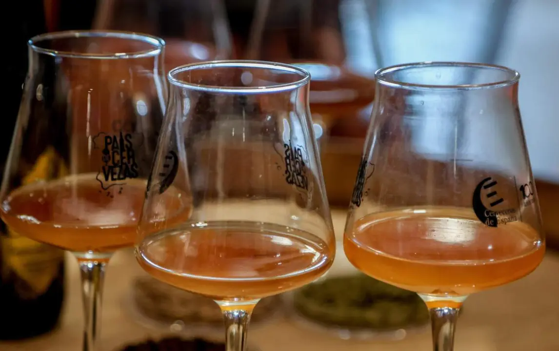  Archivo - Varias copas de cerveza rubia - Ricardo Rubio - Europa Press - Archivo 