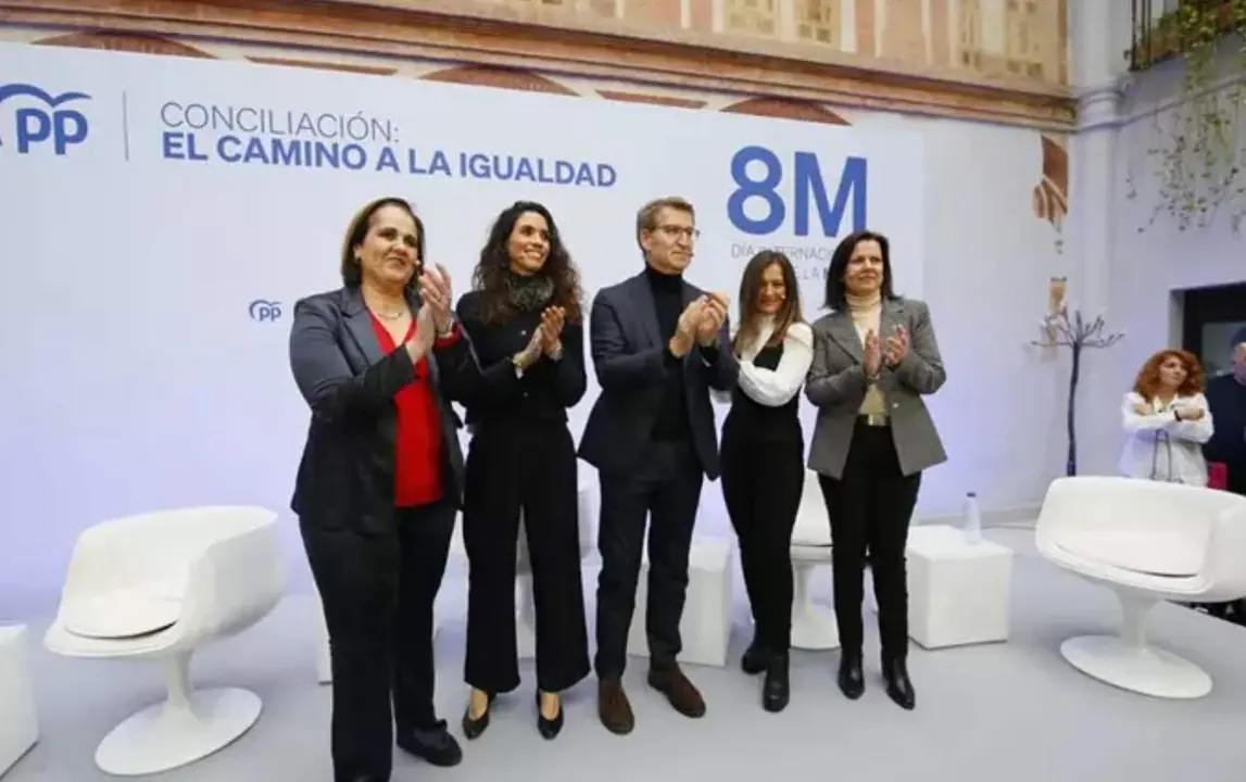  Alberto N&uacute;&ntilde;ez Feij&oacute;o junto a las participantes del coloquio del PP sobre el 8M.<br>- MADERO CUBERO/EUROPA PRESS 