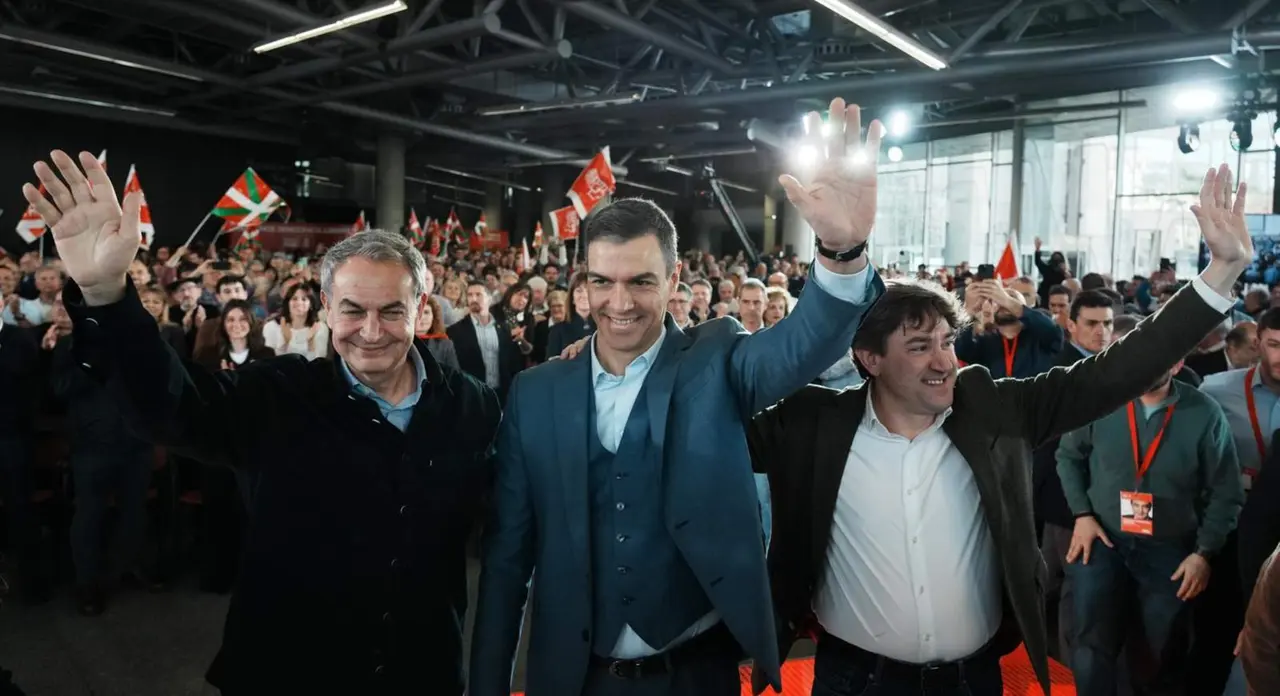  El expresidente del gobierno Jos&eacute; Luis Rodr&iacute;guez Zapatero, el presidente Pedro S&aacute;nchez y el candidato a lehendakari Eneko Anduez, en Bilbao - HUMBERTO BILBAO - EUROPA PRESS 