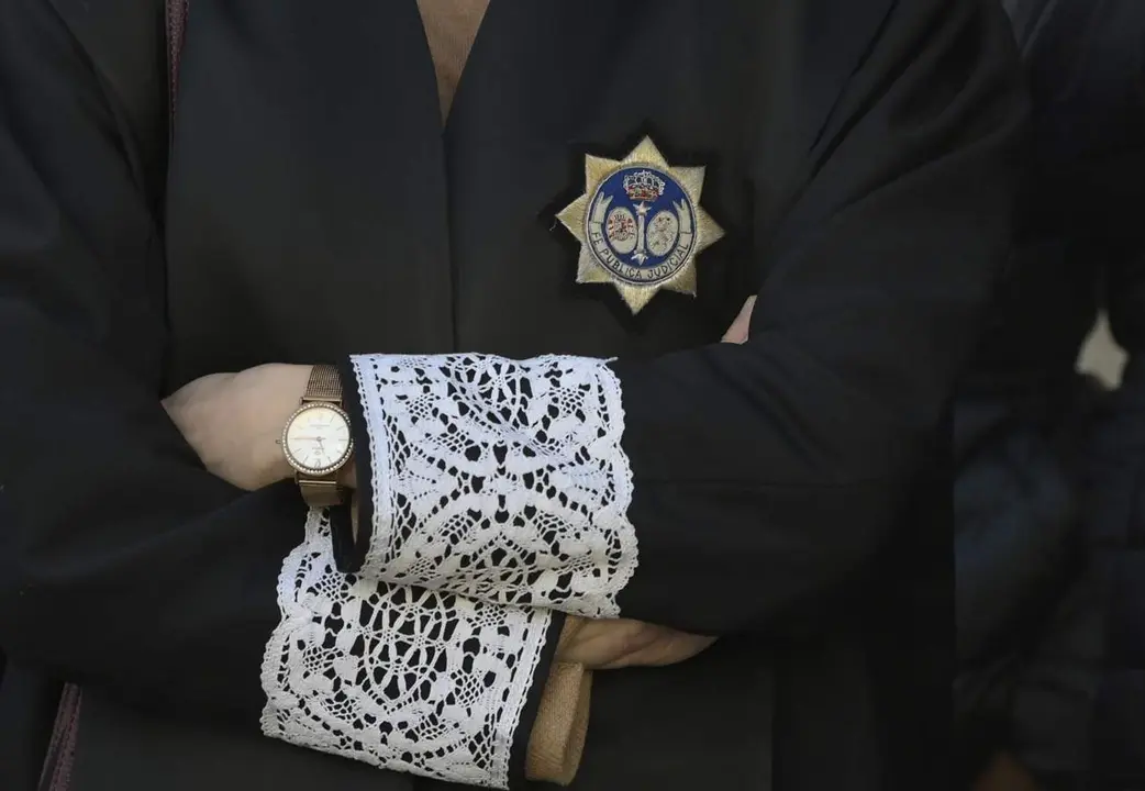  Archivo - Detalle de la toga de un letrado de la Administraci&oacute;n de Justicia durante una concentraci&oacute;n ante la Delegaci&oacute;n del Gobierno en Galicia, a 15 de febrero de 2023, en A Coru&ntilde;a, Galicia (Espa&ntilde;a). - M. Dylan - Europa Press - Archivo 