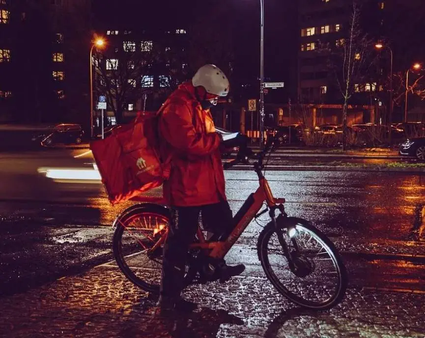  Repartidor de comida trabajando de noche 