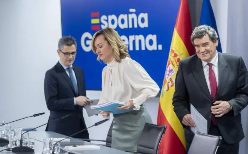  El ministro de la Presidencia, F&eacute;lix Bola&ntilde;os; la ministra de Educaci&oacute;n y portavoz del Gobierno, Pilar Alegr&iacute;a, y el ministro de Transformaci&oacute;n Digital y Funci&oacute;n P&uacute;blica, Jos&eacute; Luis Escriv&aacute;, comparecen tras el Consejo de Ministros de este martes 
