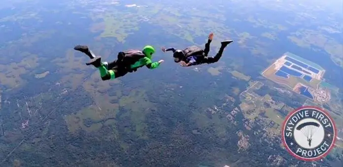  Parapl&eacute;jico haciendo paracaidismo 