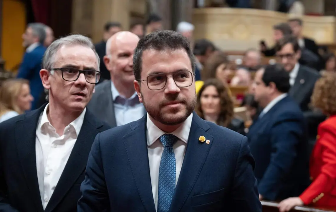  El presidente de la Generalitat, Pere Aragon&egrave;s (c), a su salida del pleno del debate a la totalidad de Presupuestos 2024 en el Parlament, a 13 de marzo de 2024, en Barcelona, Catalunya (Espa&ntilde;a). El pleno del Parlament celebra hoy el debate a la totalidad - David Zorrakino - Europa Press 
