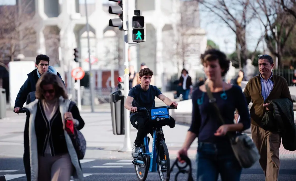  Archivo - Un hombre en manga corta pasea por una calle de Madrid, a 26 de enero de 2024, en Madrid (Espa&ntilde;a). - Mateo Lanzuela - Europa Press - Archivo 