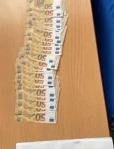  fajo de billetes con el que unos alumnos sobornaron a su profesora 