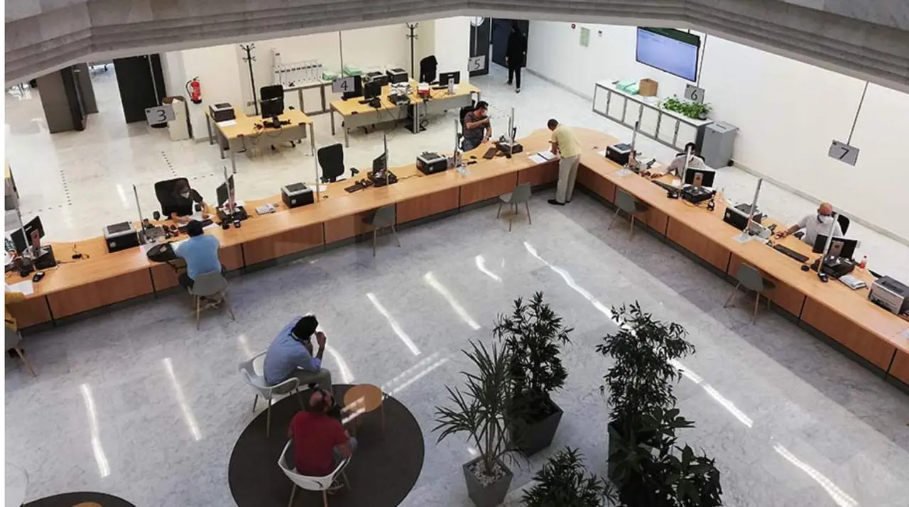  Contribuyentes en una Delegaci&oacute;n de Hacienda. 