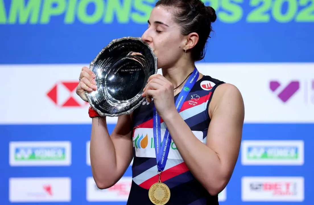  Carolina Mar&iacute;n con el trofeo del All England 