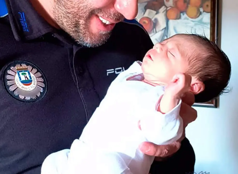  Polic&iacute;as municipales salvan a la vida de un beb&eacute; de 15 d&iacute;as que se asfixiaba en una calle de Moratalaz&nbsp;- POLIC&Iacute;A MUNICIPAL DE MADRID 