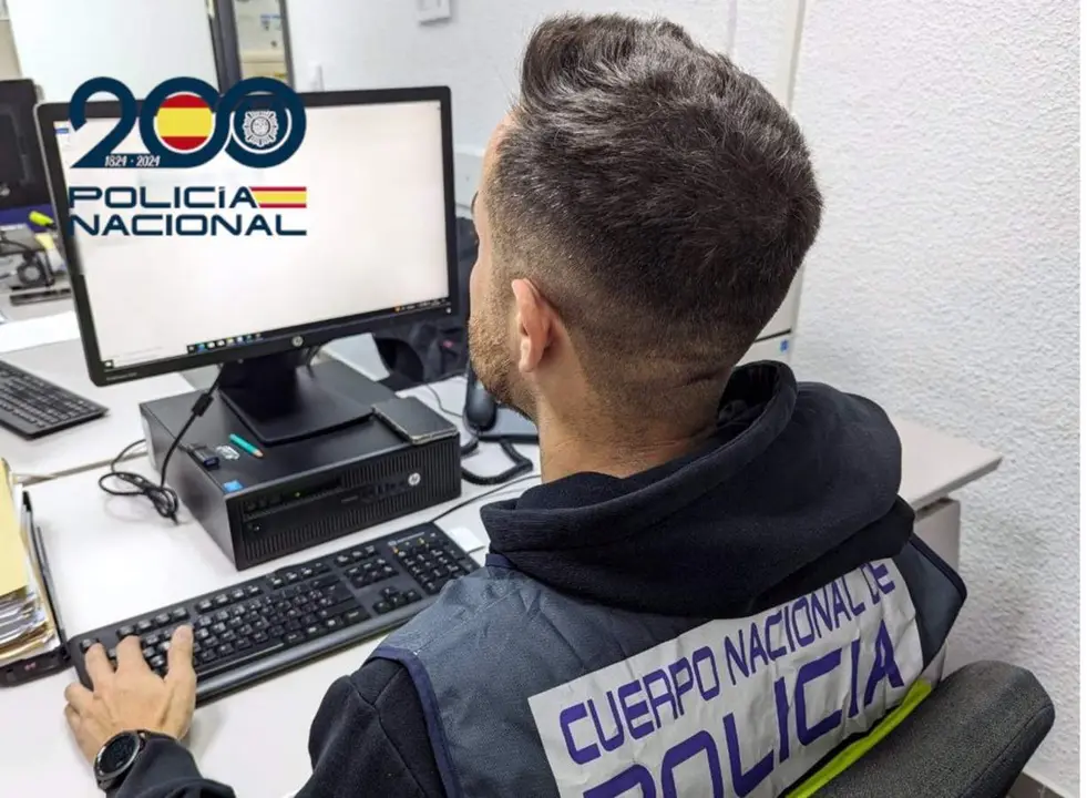 Se inaugura el primer curso de ingl&eacute;s as&iacute;ncrono organizado por la Polic&iacute;a Nacional para el que la Polic&iacute;a se ha aliado con creadores de contenido de plataformas como TikTok, Youtube e Instagram y al que ya se han preinscrito m&aacute;s de 10.500 agentes. - POLIC&Iacute;A NACIONAL 