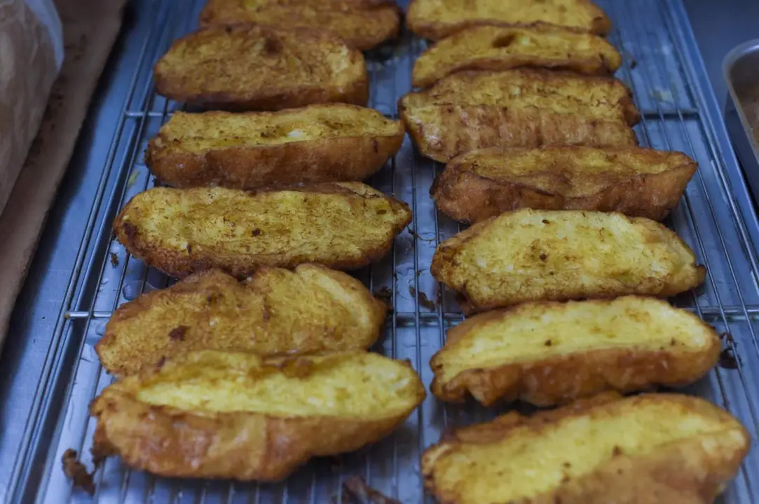  Archivo - Elaboraci&oacute;n de torrijas en una pasteler&iacute;a - Gustavo Valiente - Europa Press - Archivo 