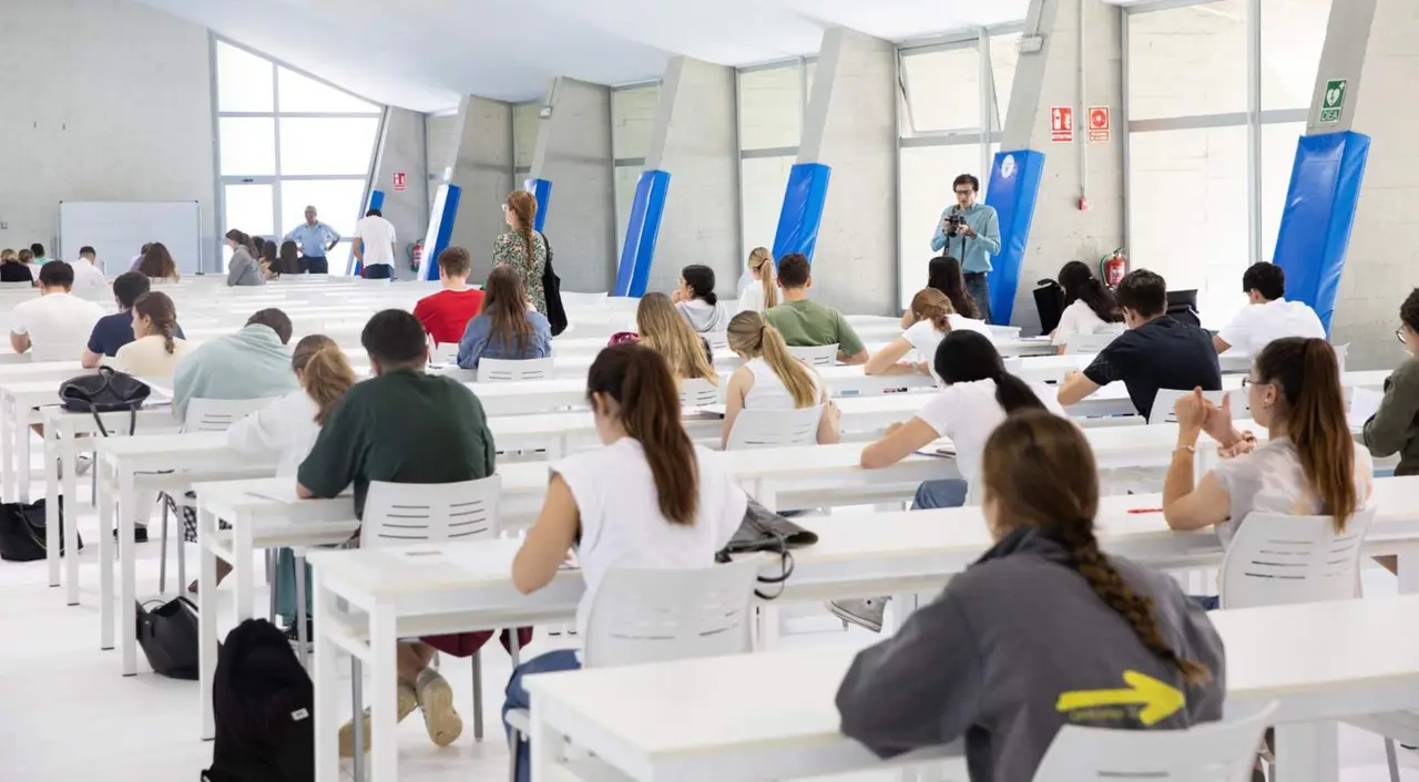  Archivo - Estudiantes haciendo un examen en la Pablo de Olavide de Sevilla. - Mar&iacute;a Jos&eacute; L&oacute;pez - Europa Press - Archivo 