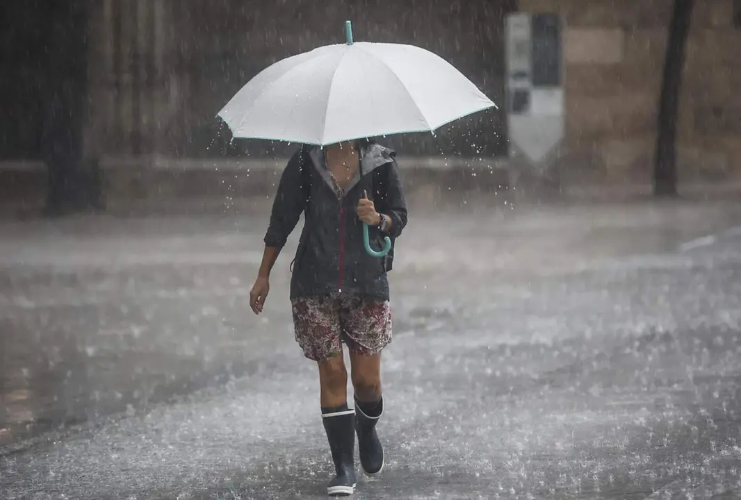  Archivo - Una persona camina con un paraguas bajo la lluvia en Val&egrave;ncia, Comunidad Valenciana (Espa&ntilde;a). - Rober Solsona - Europa Press - Archivo 