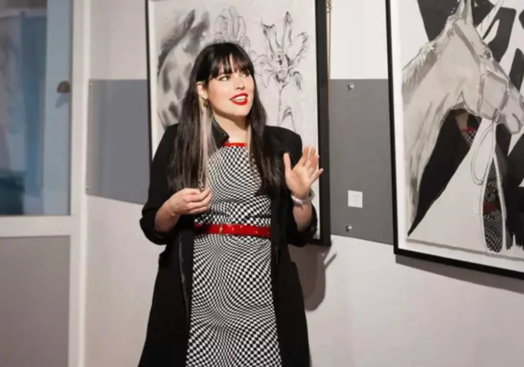  Clara G&oacute;mez Campos, ante algunas de sus obras en la muestra 'Los habitantes de la salsa barbacoa', abierta en Dos Torres.<br>- JOS&Eacute; LUIS NAVARRO 