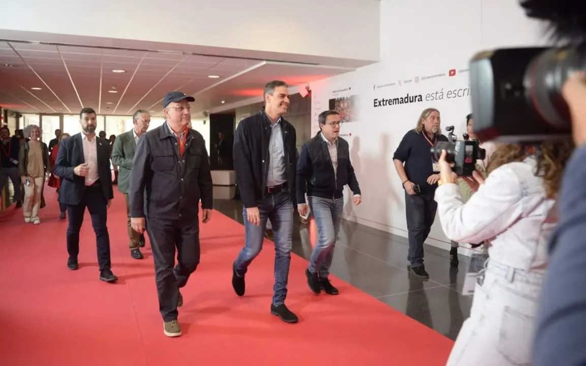  El exsecretario general del PSOE en Extremadura, Guillermo Fern&aacute;ndez Vara, llega al 14&ordm; Congreso Regional Extraordinario del PSOE de Extremadura junto al secretario general del partido y presidente del Gobierno, Pedro S&aacute;nchez - CARLOS RAMOS/EUROPA PRESS 