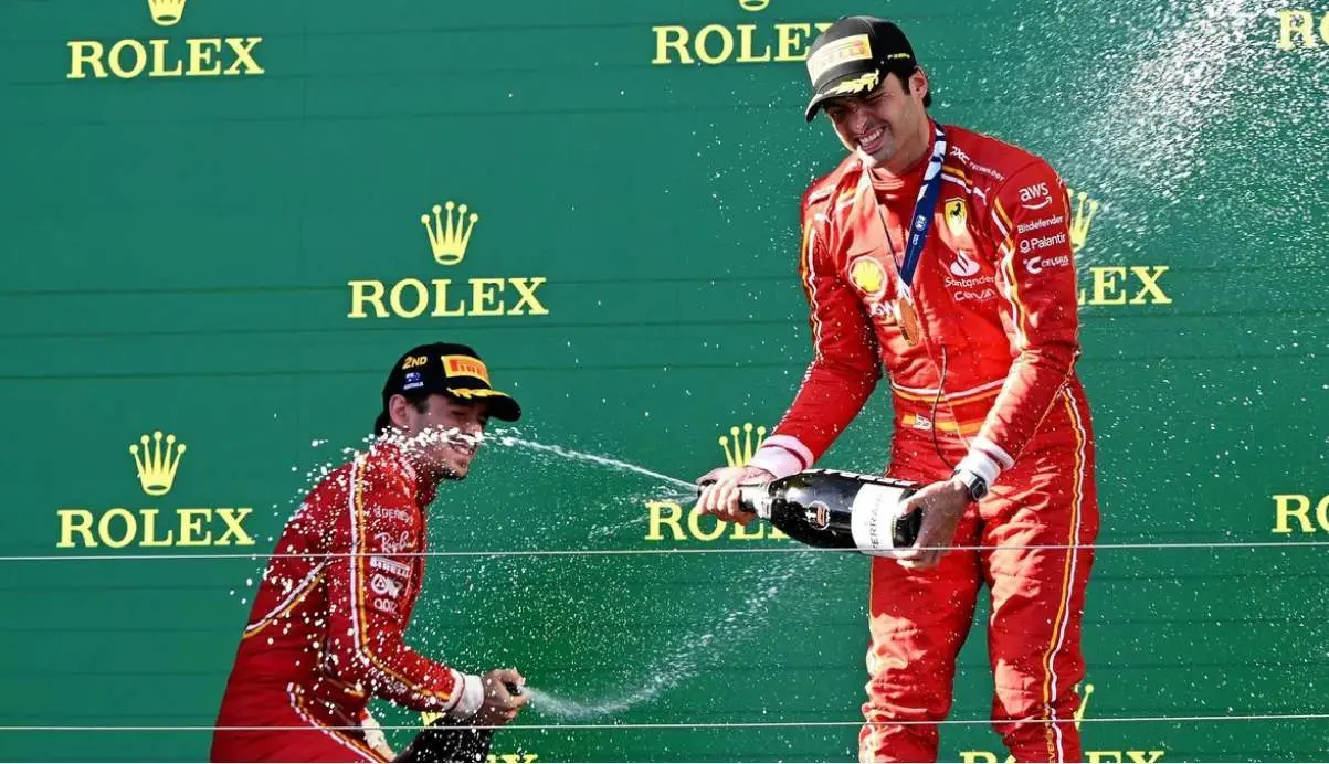  Carlos Sainz Jr celebrando su victoria en el podio 