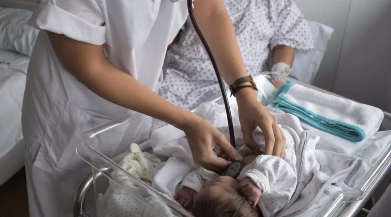  Archivo - Reconocimiento a un beb&eacute;. - HOSPITAL CL&Iacute;NICO SAN CECILIO - Archivo 