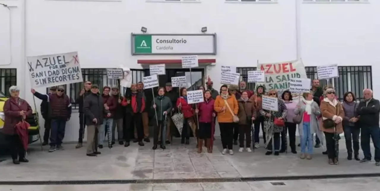  Vecinos de Azuel concentrados ante el Consultorio de Carde&ntilde;a.<br>- PLATAFORMA 'AZUEL NO RECORTES' 