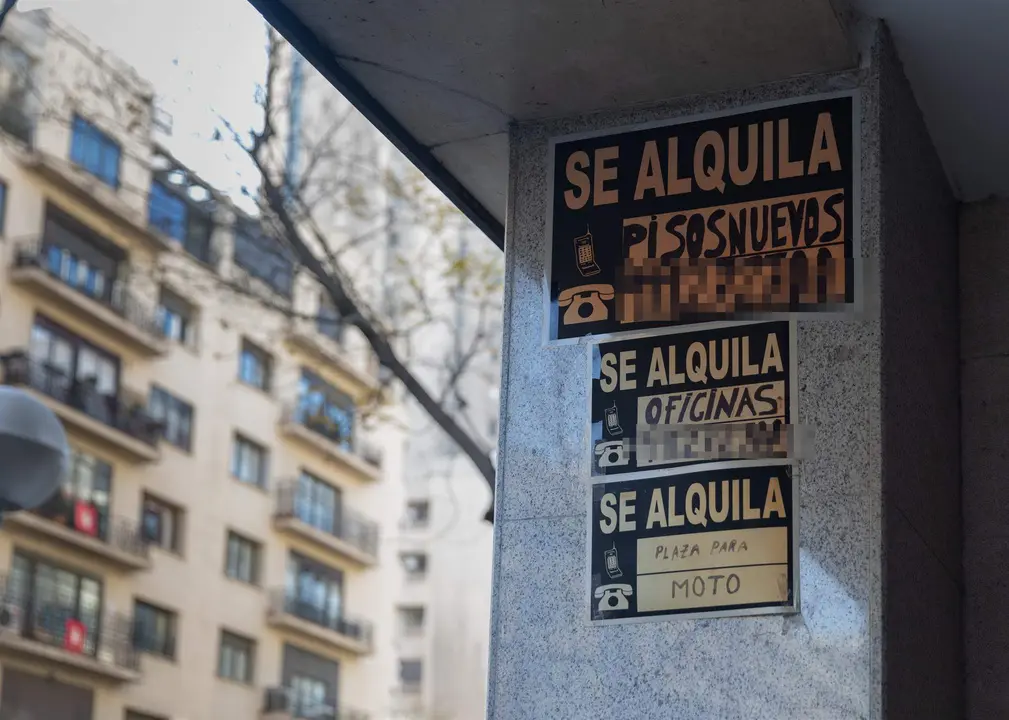  Carteles de 'Se alquila' pegados en un edificio 