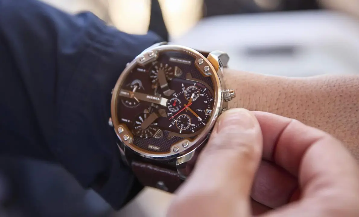  Archivo - Un hombre adelanta el reloj, a 25 de marzo de 2023, en Madrid (Espa&ntilde;a). - Jes&uacute;s Hell&iacute;n - Europa Press - Archivo 