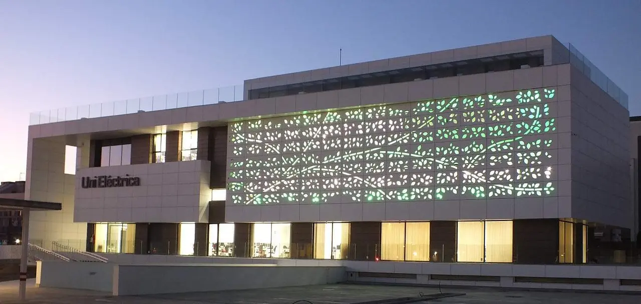  Nueva sede de UniEl&eacute;ctrica anocheciendo 