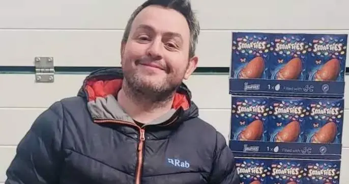  Dan Dafydd con los huevos de Pascua que sorte&oacute; - Credit SWNS / Sinclair General Stores 