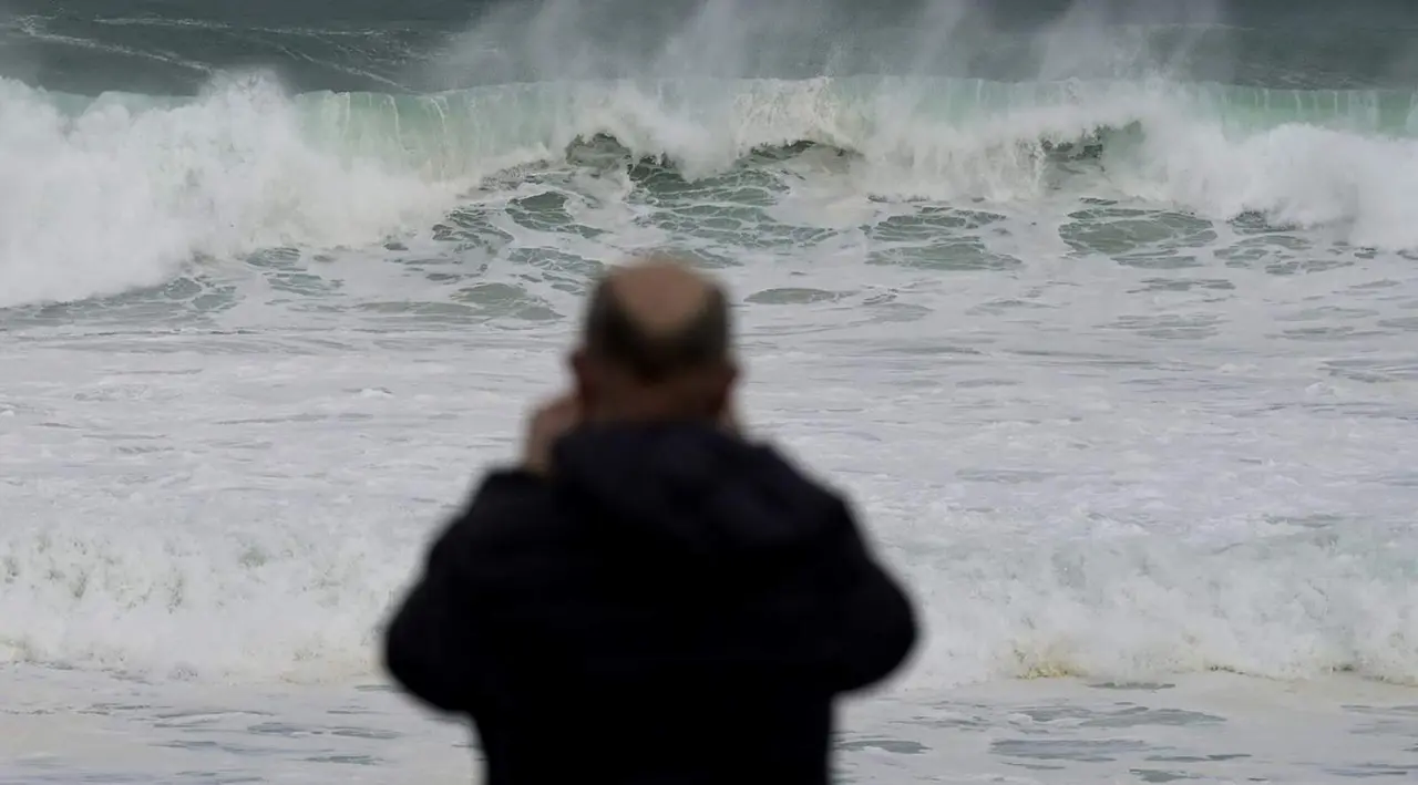  Archivo - Un hombre observa las olas durante el frente meteorol&oacute;gico, a 23 de febrero de 2024, en A Coru&ntilde;a, Galicia (Espa&ntilde;a). La Agencia Estatal de Meteorolog&iacute;a (Aemet) decret&oacute; un aviso naranja por temporal costero en el litoral gallego que ya est&aacute; activo - M. Dylan - Europa Press - Archivo 