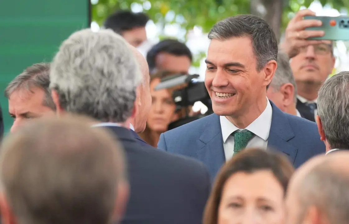  El presidente del Gobierno, Pedro S&aacute;nchez, durante la colocaci&oacute;n de la primera piedra de las obras del primer subtramo del tramo norte de la l&iacute;nea tres del metro en el barrio de Pino Montano, a 8 de abril de 2024 en Sevilla (Andaluc&iacute;a, Espa&ntilde;a). El preside - Francisco J. Olmo - Europa Press 