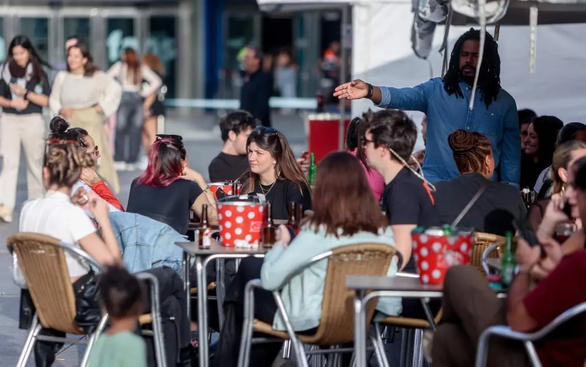 Varias personas en la terraza de un bar, a 7 de abril de 2024, en Madrid (Espa&ntilde;a). - Ricardo Rubio - Europa Press 