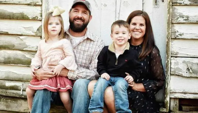  Brooke Smith-Sanders y su marido Walt Sanders con sus gemelos Maverick y Shepherd - SWNS 